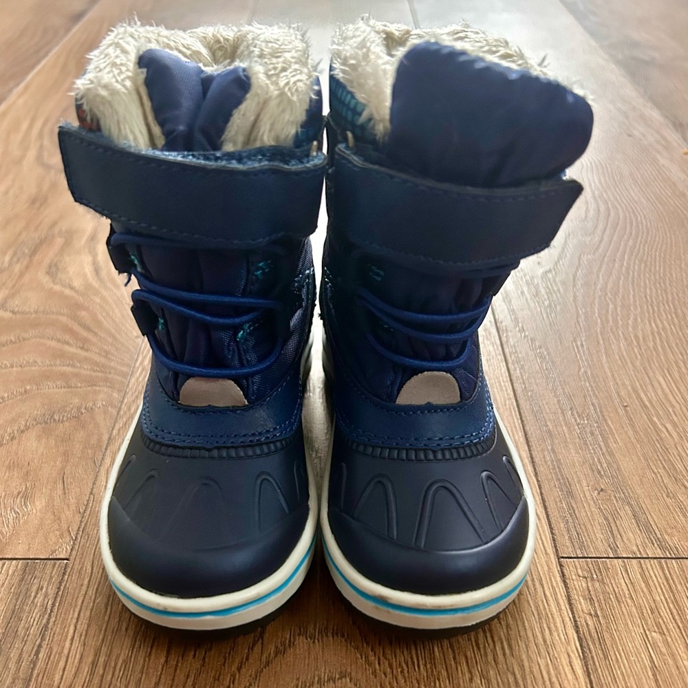 Kids Size 6 snow boots in Navy Blue